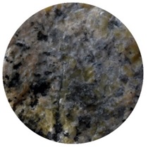 Лейкократовый граносиенит с вкрапленниками сульфидных минералов