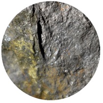 Контакт калишпатизированный гранит со сплошной рудой минерализацией (галенит, магнетит и арсенопирит).